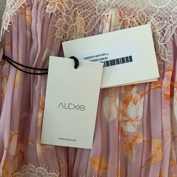 Beautiful Alexis floral dress with lace details. - Picture 2 of 4